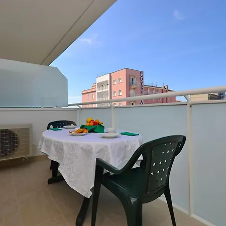Lejlighed Lovely Flat With Balcony Near The